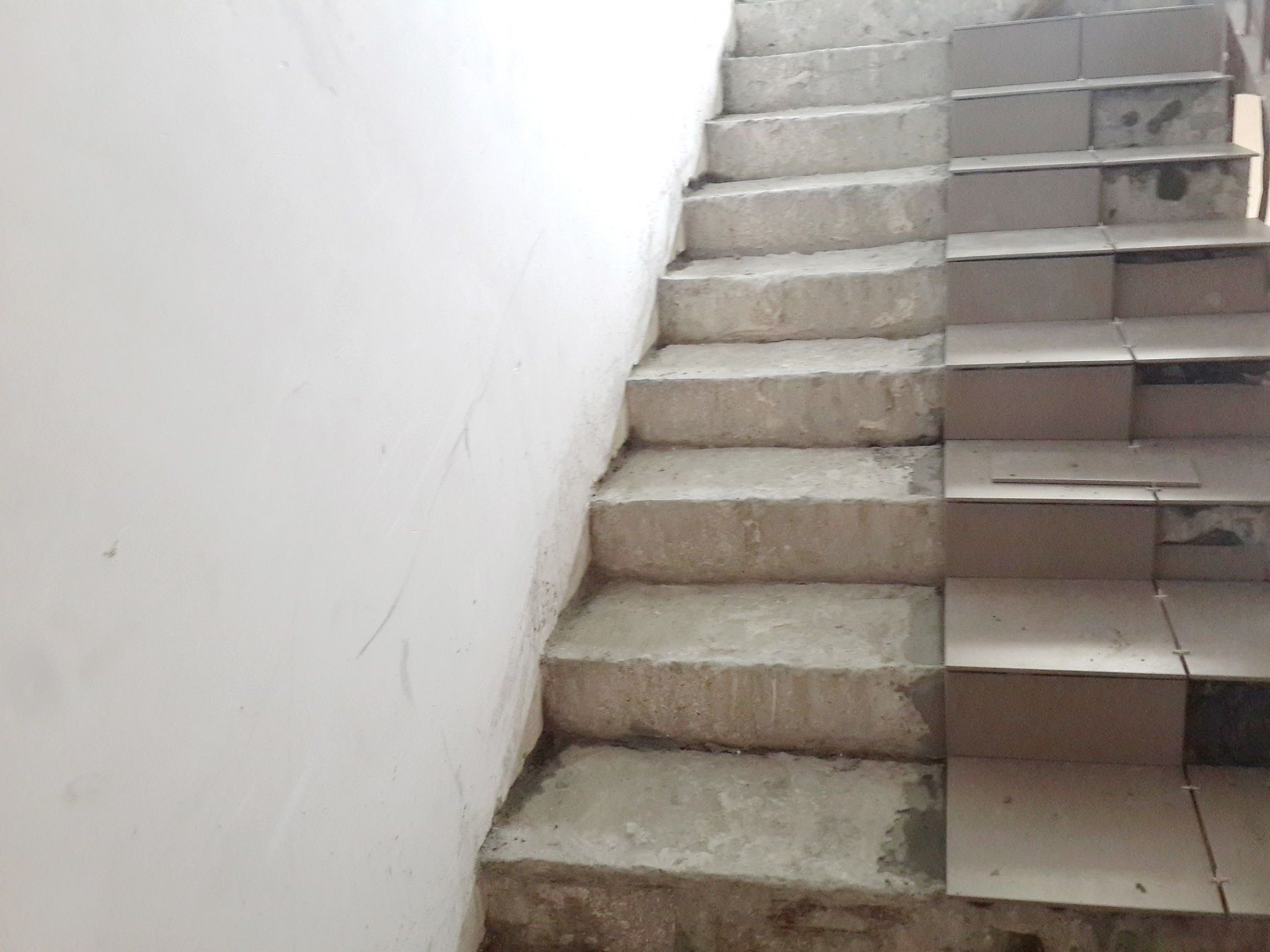 Укладка плитки на этажах