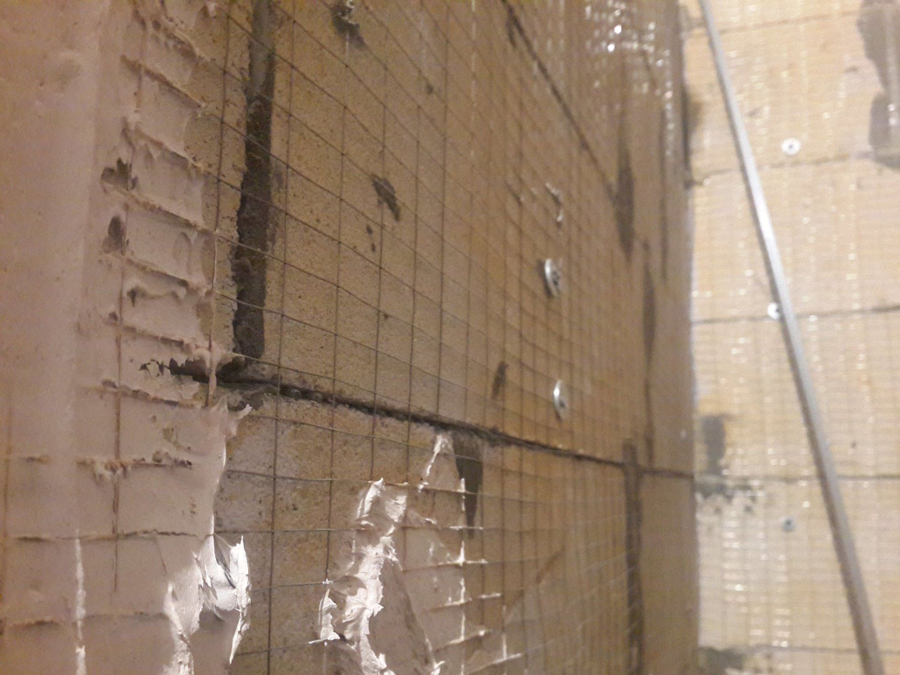 Черновая штукатурка стен санузла