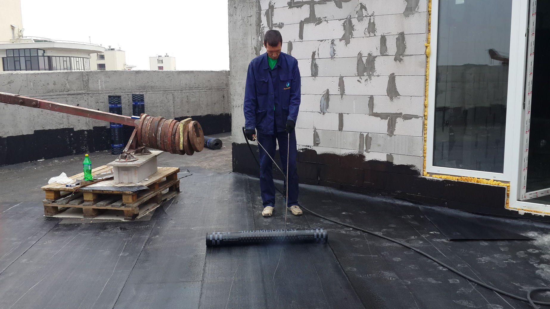 Обустройство кровли 10 и 11 секций многоэтажного дома