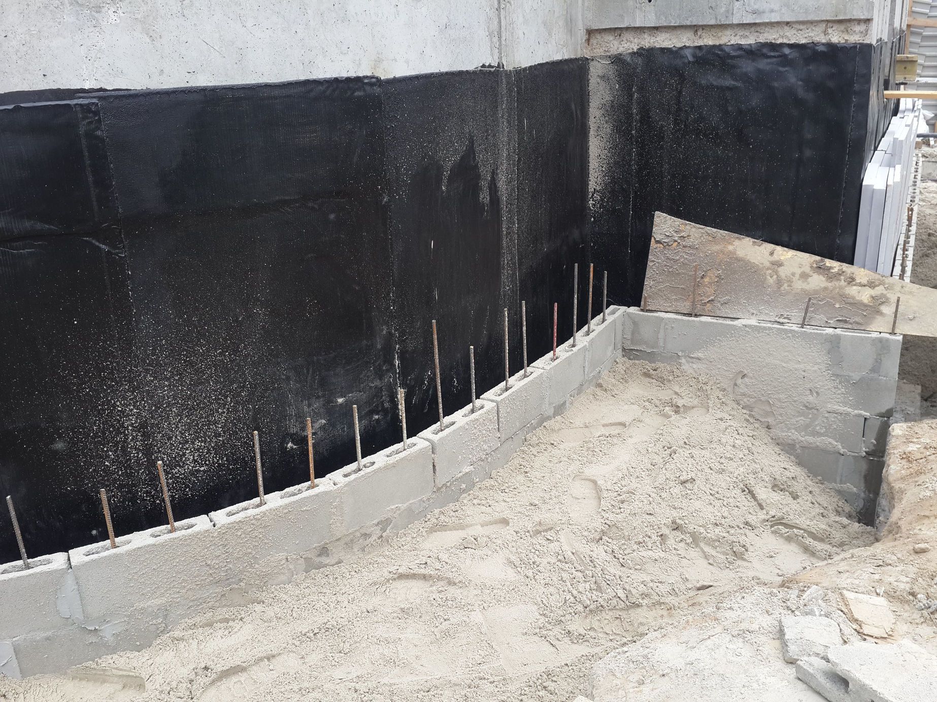 Гидроизоляция и утепления фундамента