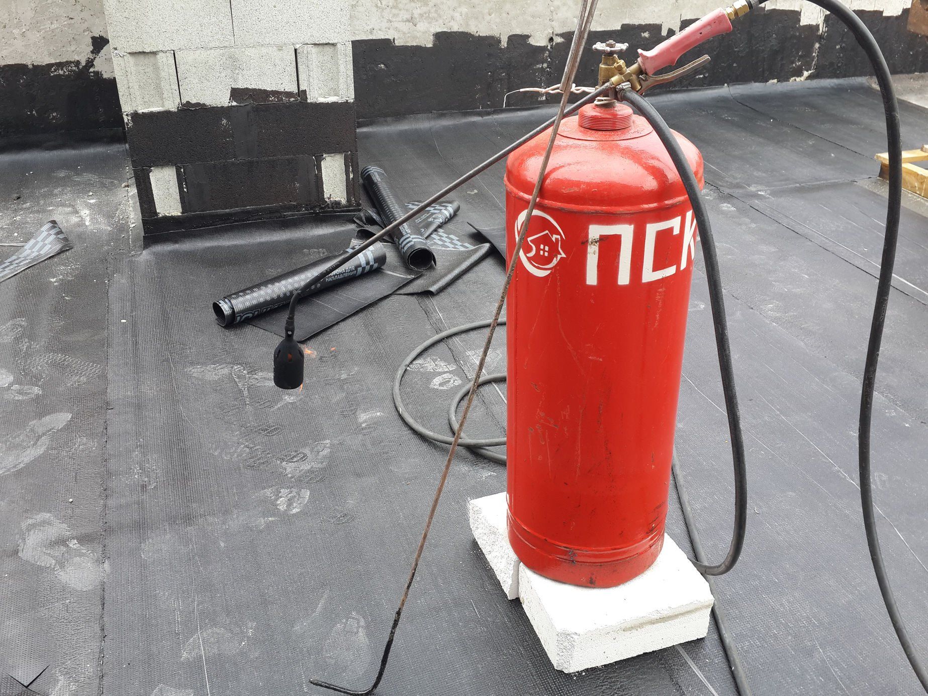 Обустройство кровли 10 и 11 секций многоэтажного дома