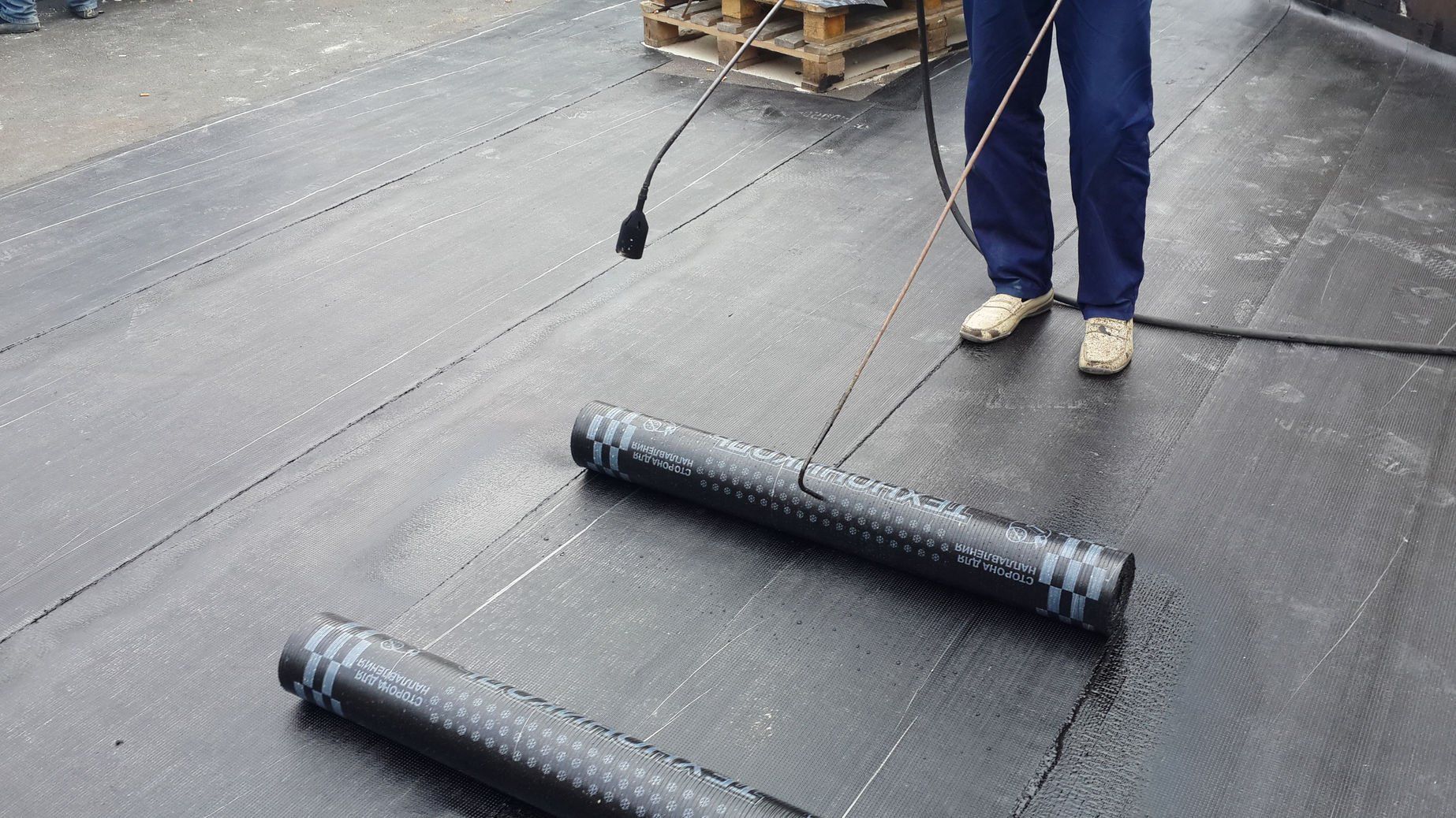 Обустройство кровли 10 и 11 секций многоэтажного дома