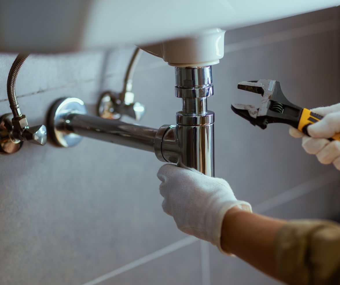 Sign of water leakage at the baseboards