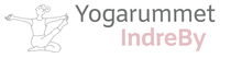 Et logo for yogarummet indreby med en tegning af en person, der laver yoga.
