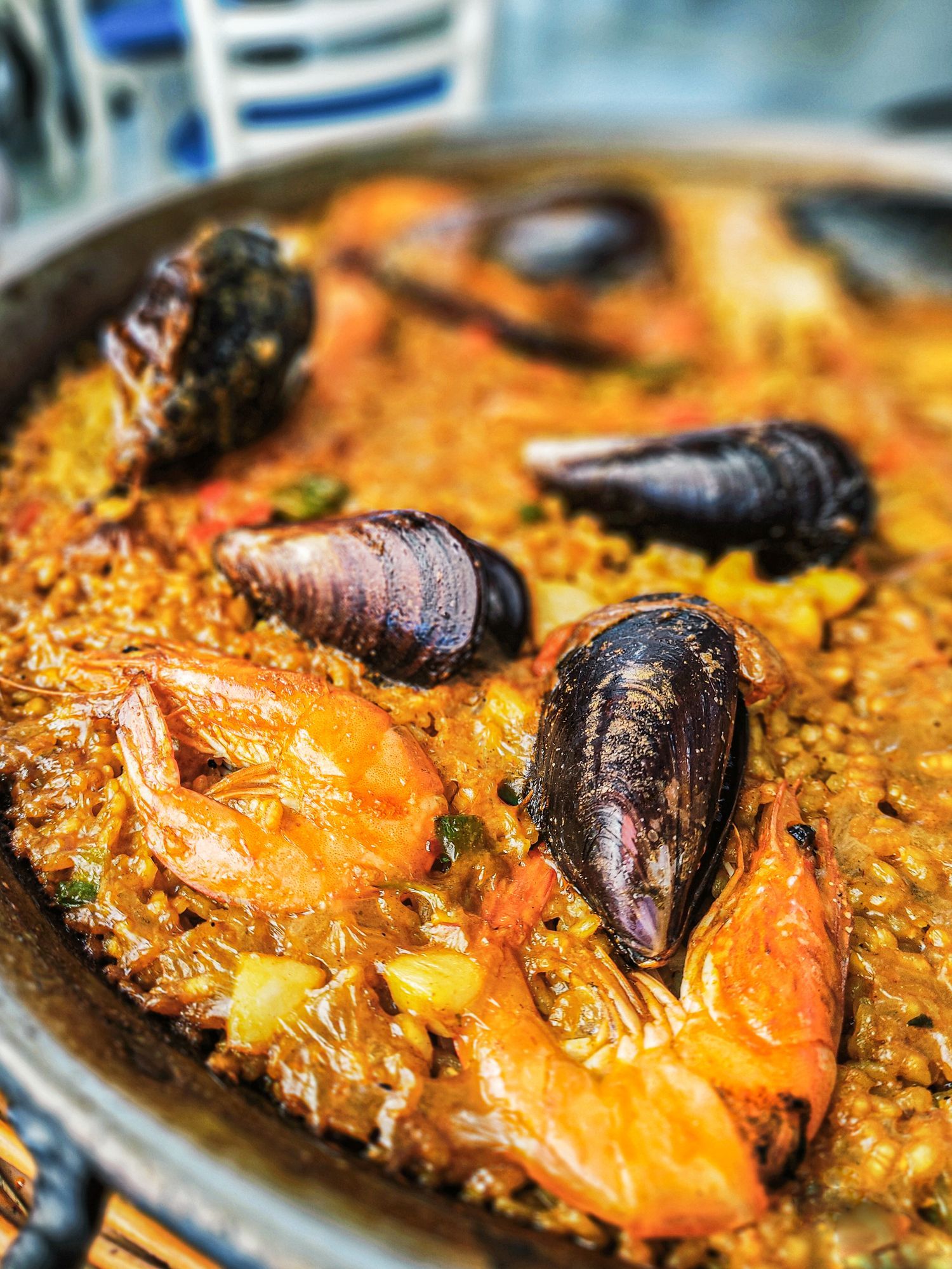 Primo piano di una padella di paella con gamberi e cozze.