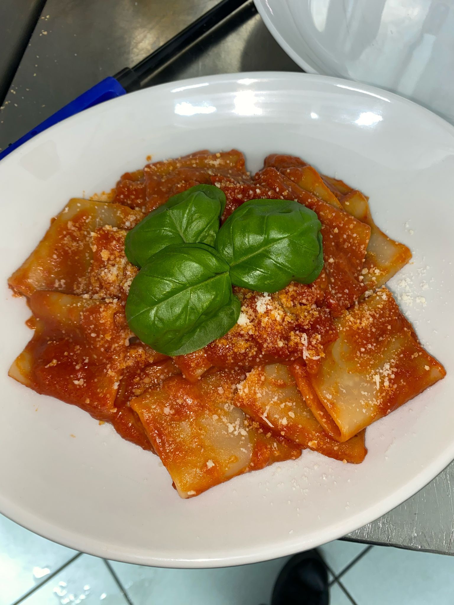 Un primo piano di un piatto di cibo con basilico sopra