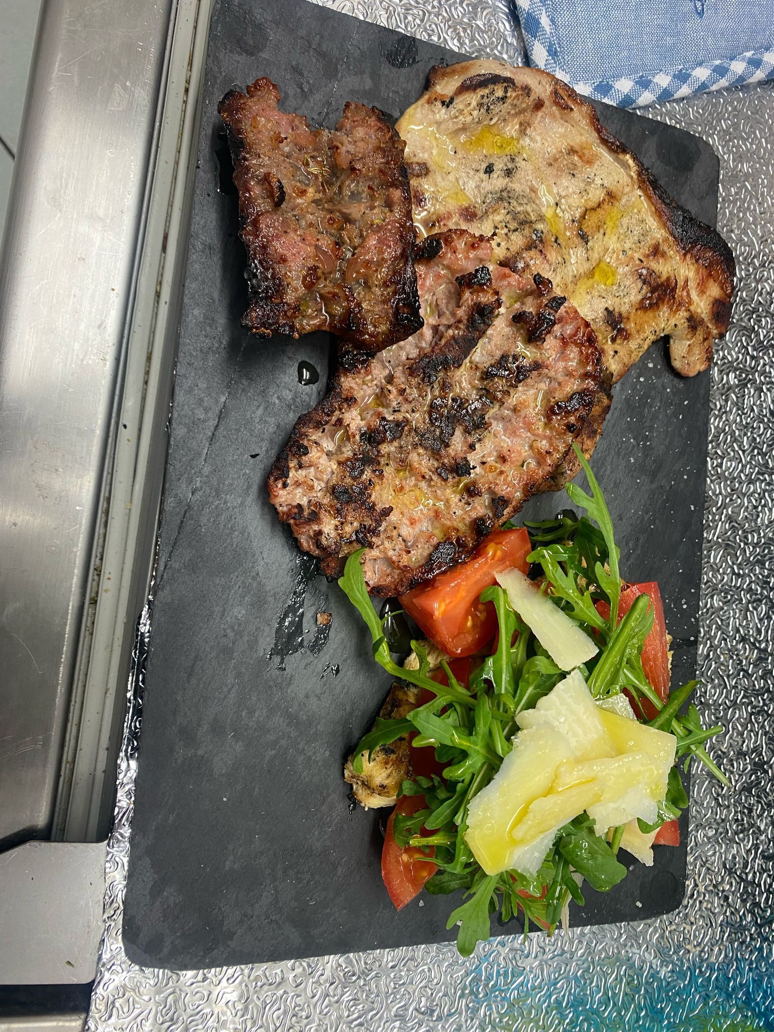 Un piatto di cibo con carne e verdure su un tavolo.