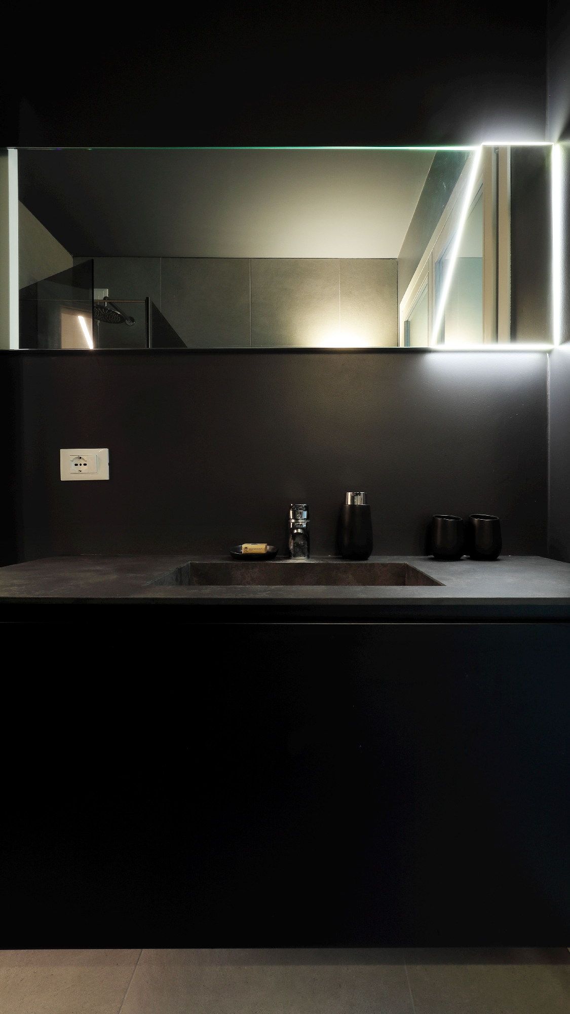 ristrutturazione  bagno nero ArtéNworK Desio Milano Monza