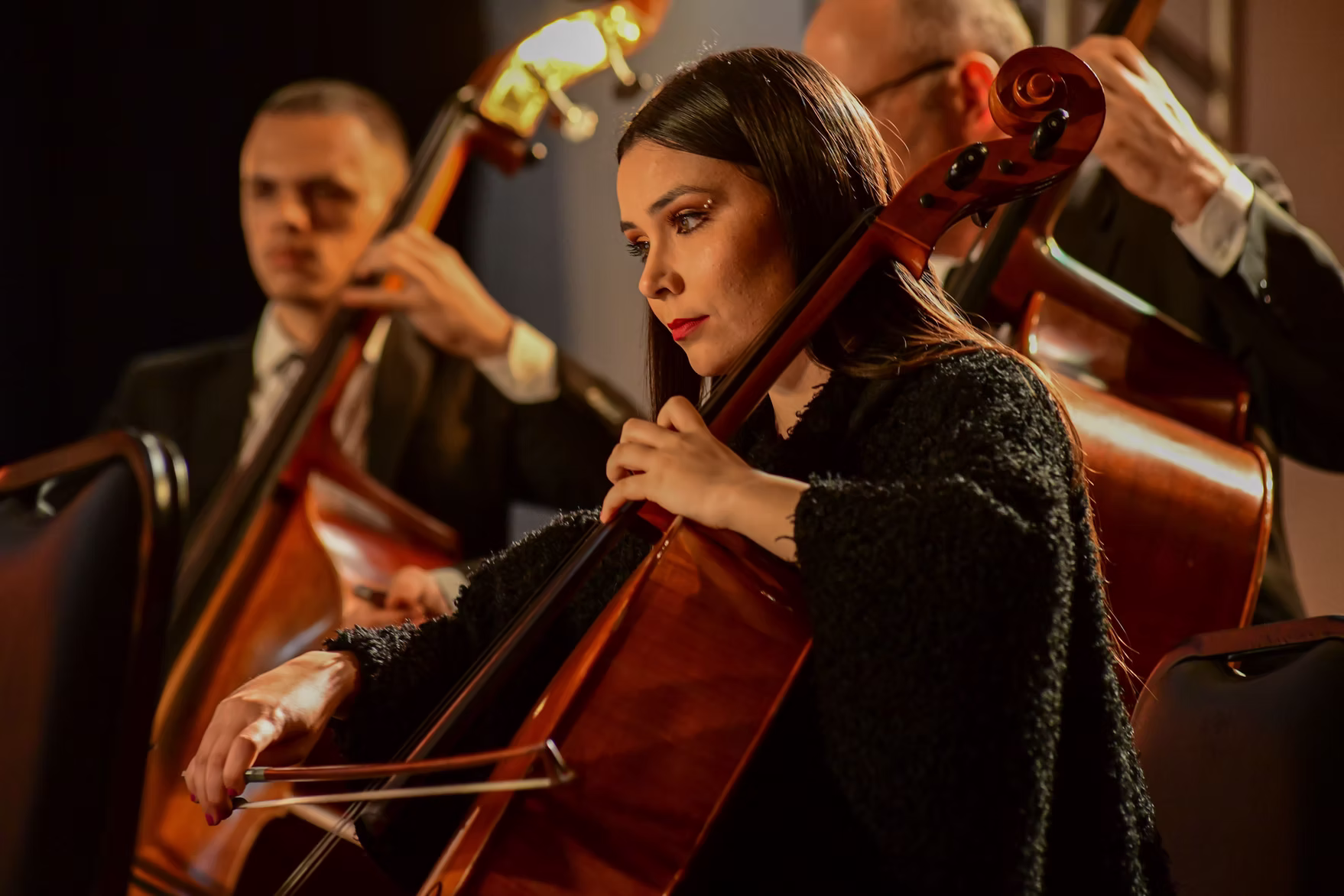 Apresentação musical ao vivo em Gramado durante o Gramado in Concert, com músicos no palco e público acompanhando.