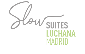 Logo de Slow Suites: “LUCHANA” y “MADRID” en gris y verde claro sobre fondo blanco