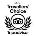 Logotipo del premio Travellers' Choice de TripAdvisor 2021 con emblema de búho y corona de laurel en blanco y negro.
