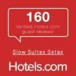 Insignia roja de Hotels.com que muestra 160 reseñas verificadas de huéspedes para Slow Suites Setas.