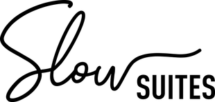 Logotipo de Slow Suites en letra cursiva negra y letras mayúsculas en negrita sobre un fondo blanco.