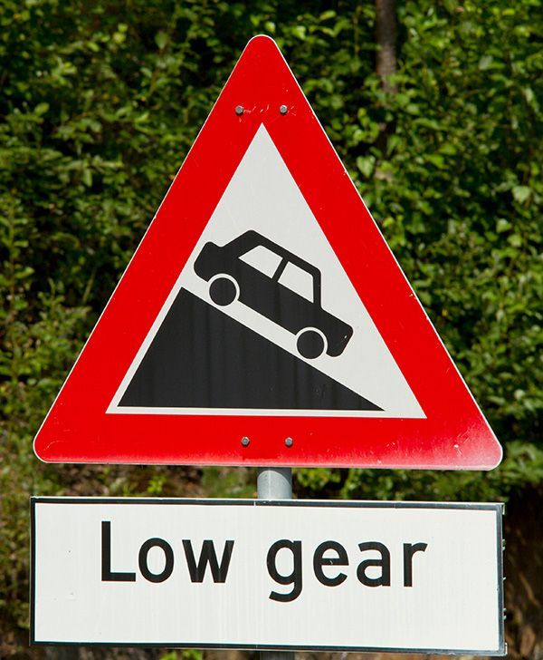Road sign indicating a steep downhill grade;