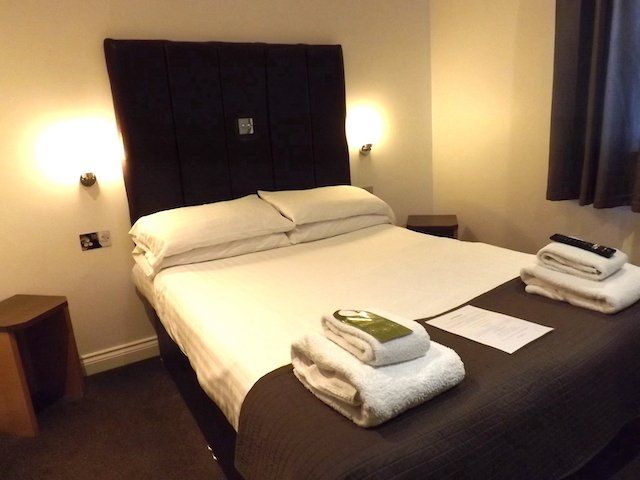 Hotel Room with en-suite rand King size bed at the Inn On The Loch  Crocketford near Dumfries