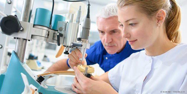 Präzisionsarbeit in der Zahntechnik