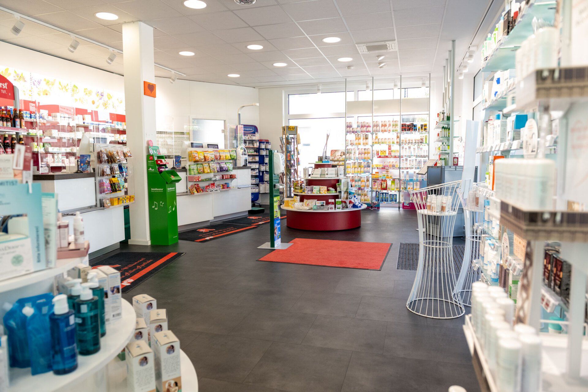 Das Innere einer Apotheke ist mit vielen Produkten gefüllt.
