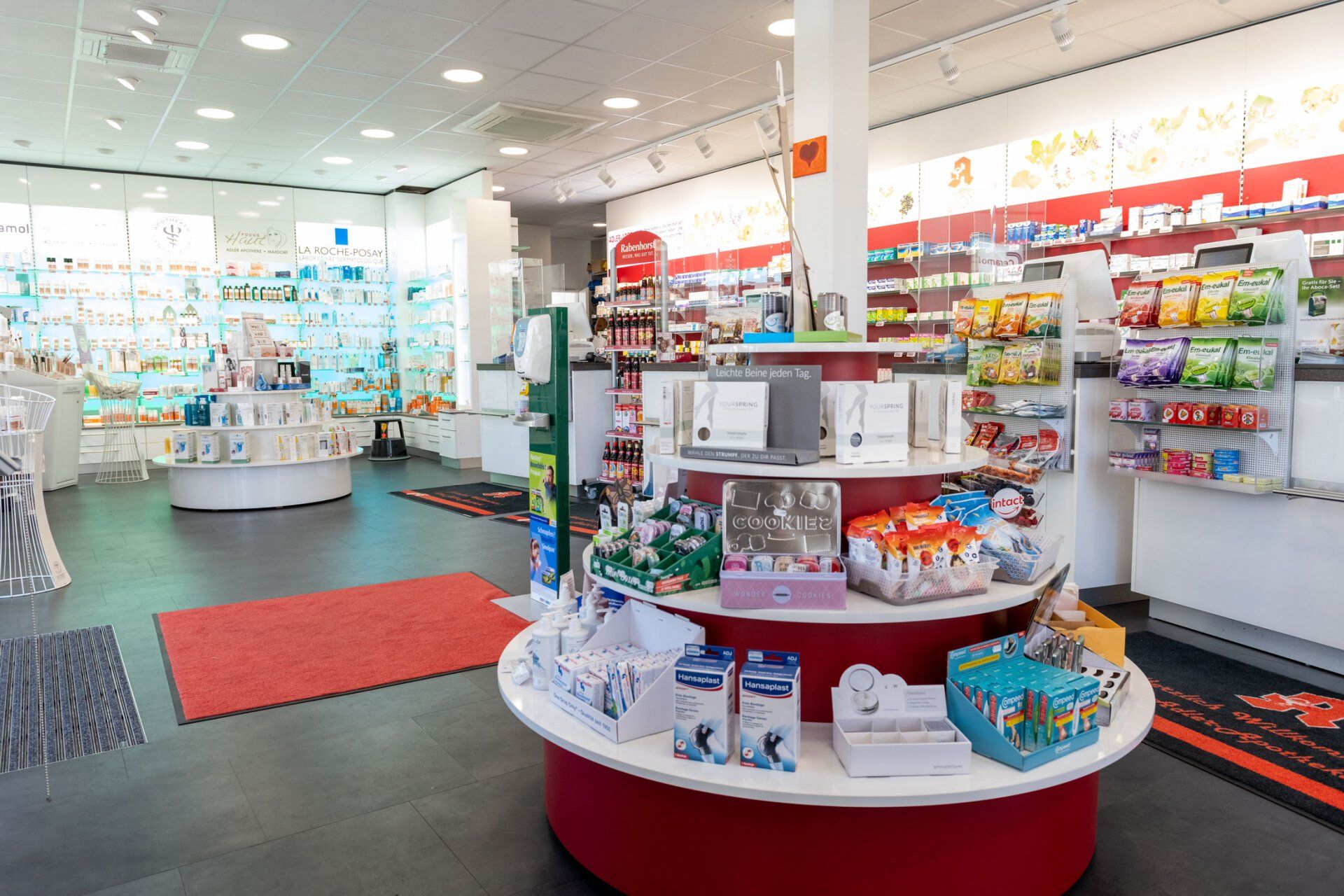 Eine Apotheke mit einem runden Tisch in der Mitte des Raumes.