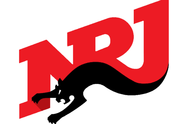 Un logo pour NRJ avec un chat noir dessus
