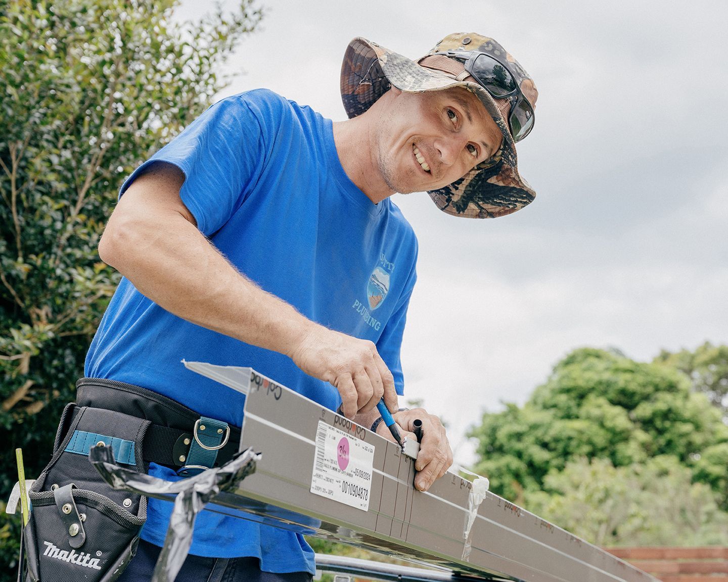 Jetty Plumbing team member about to cut some guttering for replacement