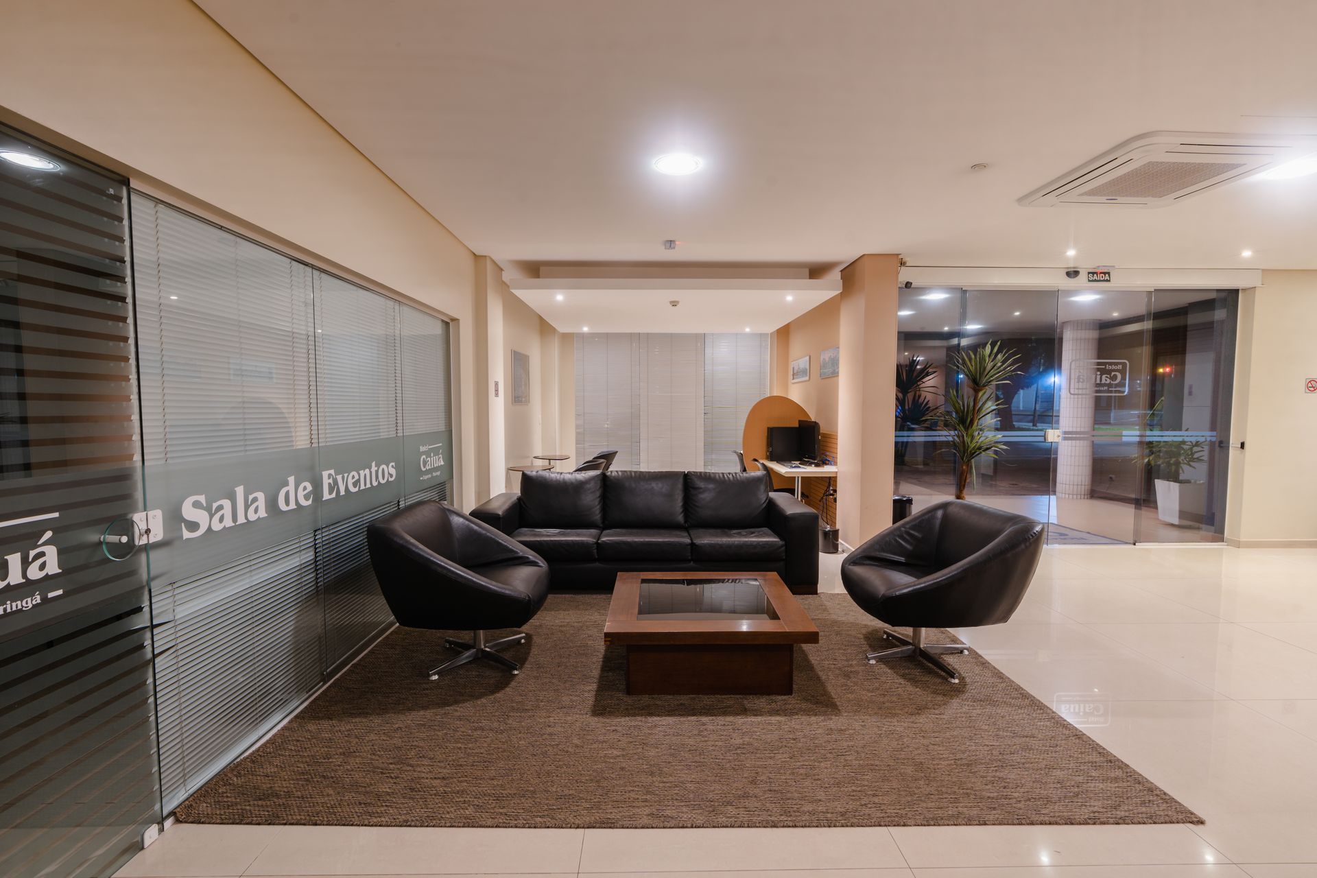 Duas esteiras em uma academia com uma janela que mostra uma vista desfocada do exterior.