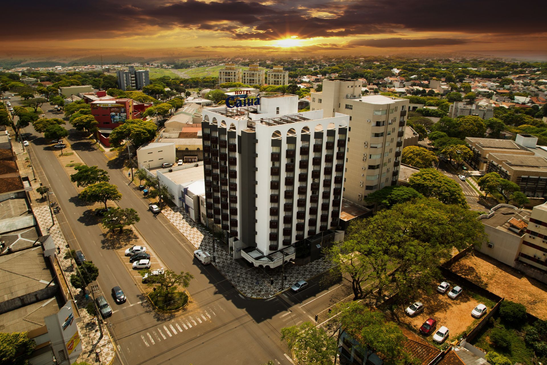 Prato de massa servido em tigela branca, coberto com queijo ralado, manjericão e molho de tomate.
