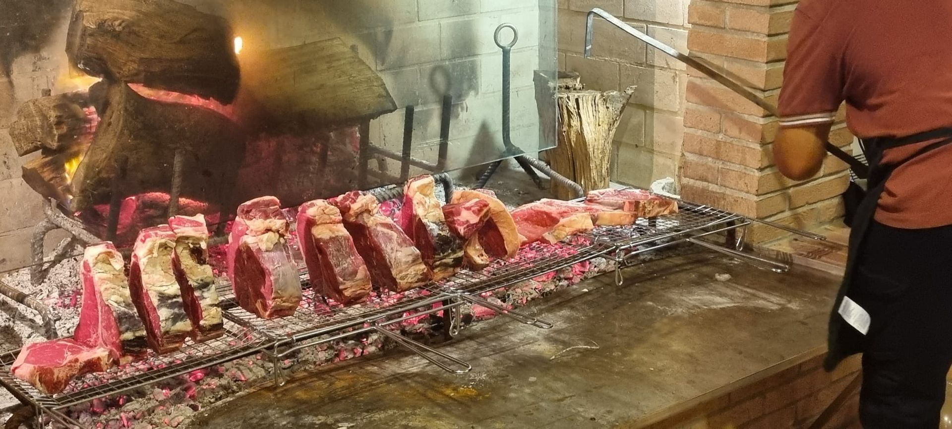 Grandi tagli di carne cotti alla griglia 