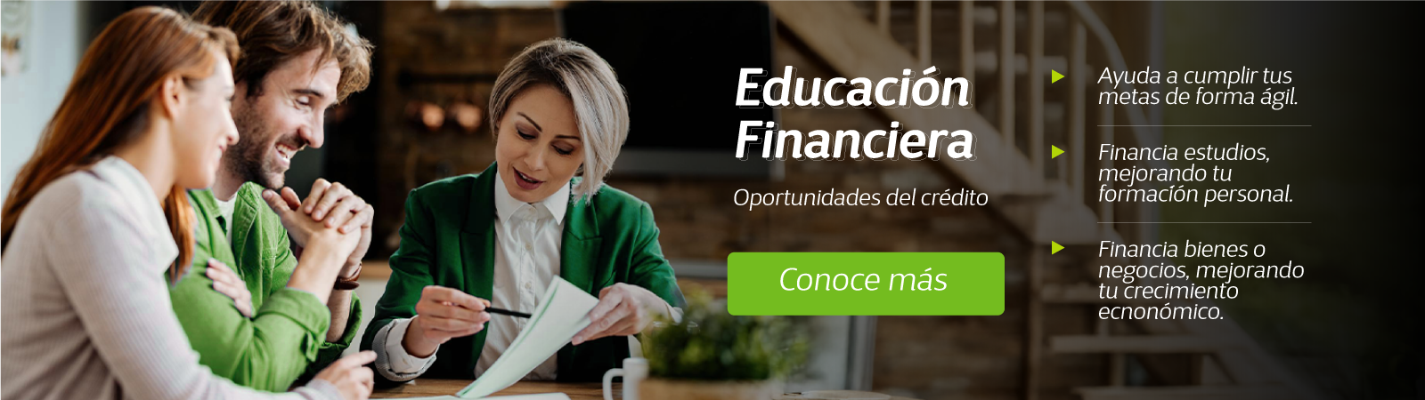 Un grupo de tarjetas de crédito están colocadas una al lado de la otra sobre una superficie verde.