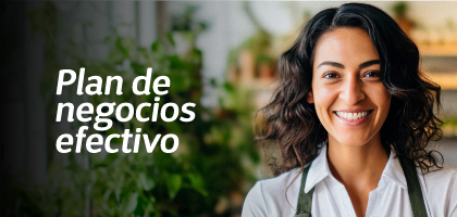 Una mujer con delantal sonríe en un centro de jardinería.