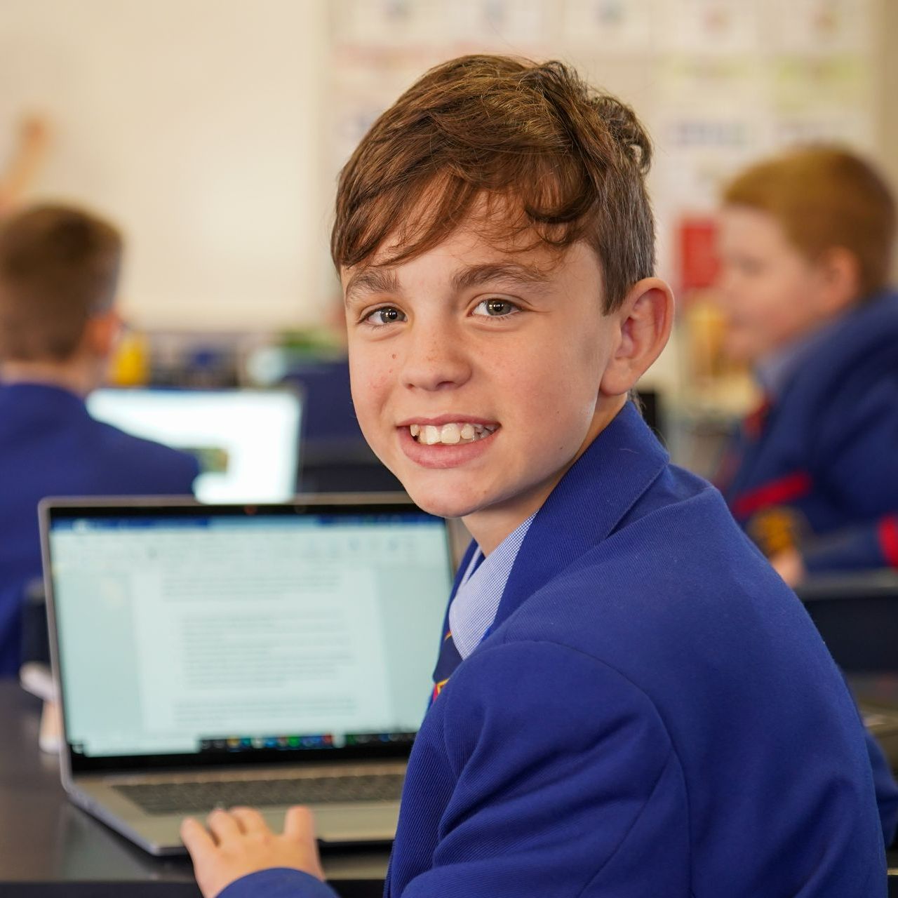 ͼ Middle School student using laptop.