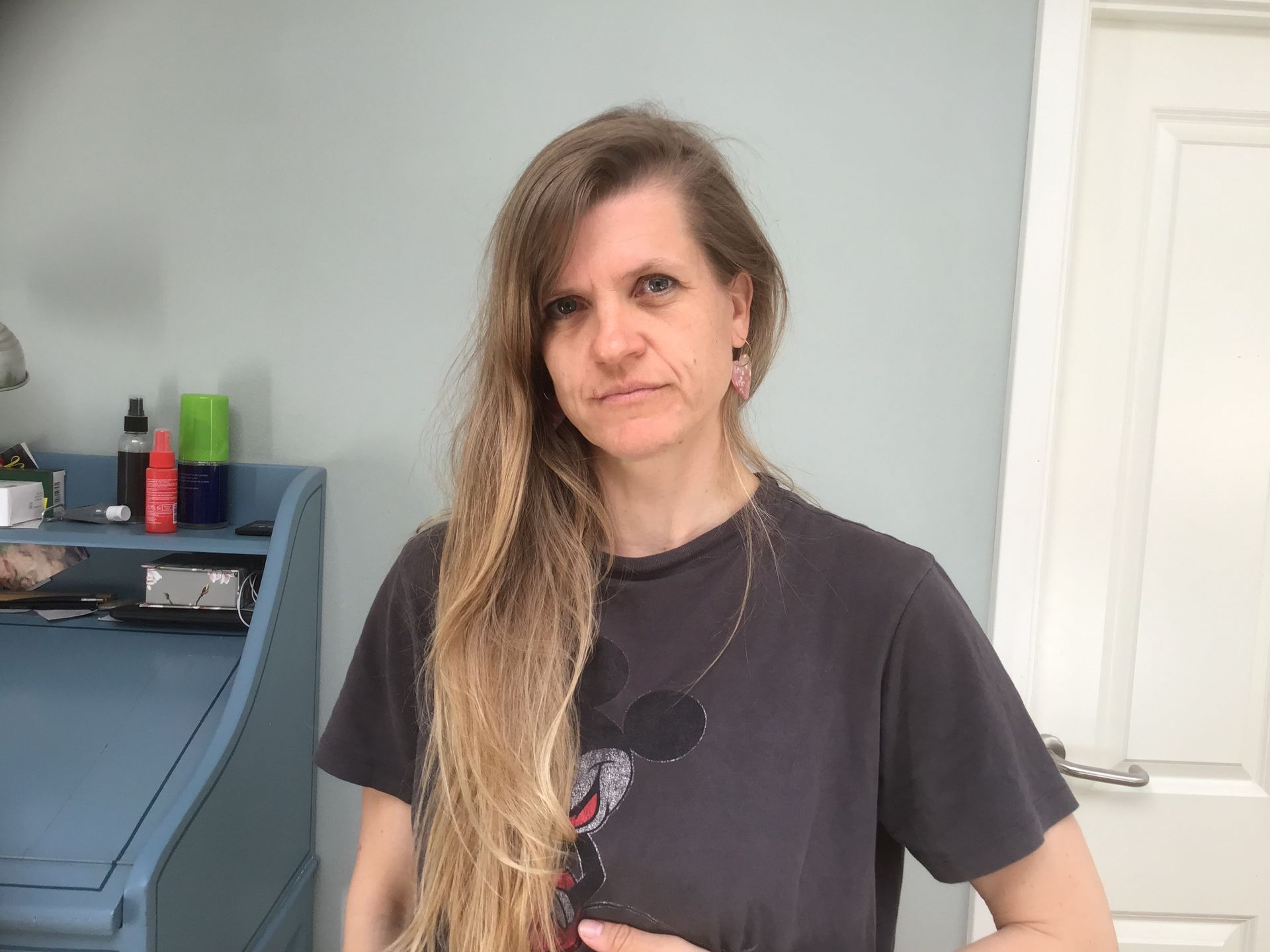 En kvinde med langt hår har en Mickey Mouse T-shirt på.