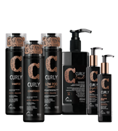 Un grupo de productos para el cabello rizado están sentados uno al lado del otro sobre un fondo blanco.