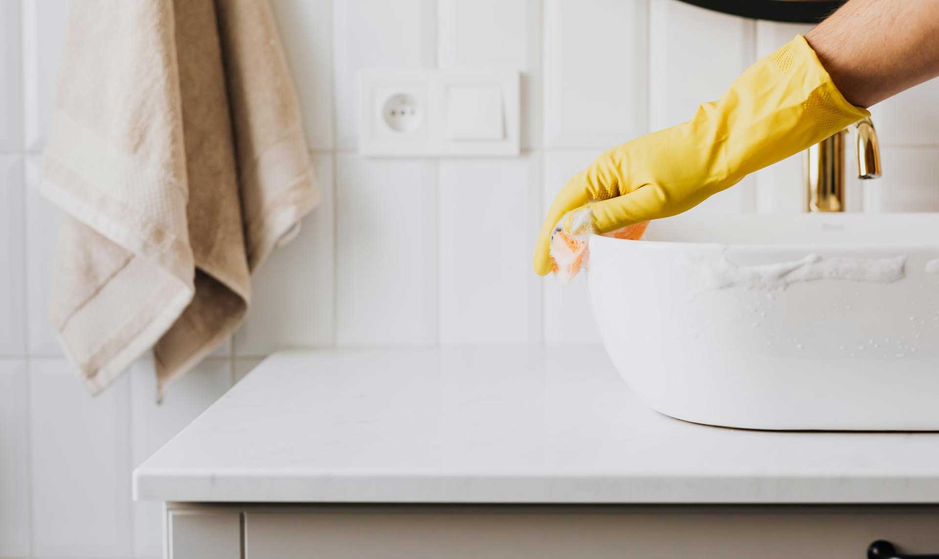 Person som vasker servant på flyttevask