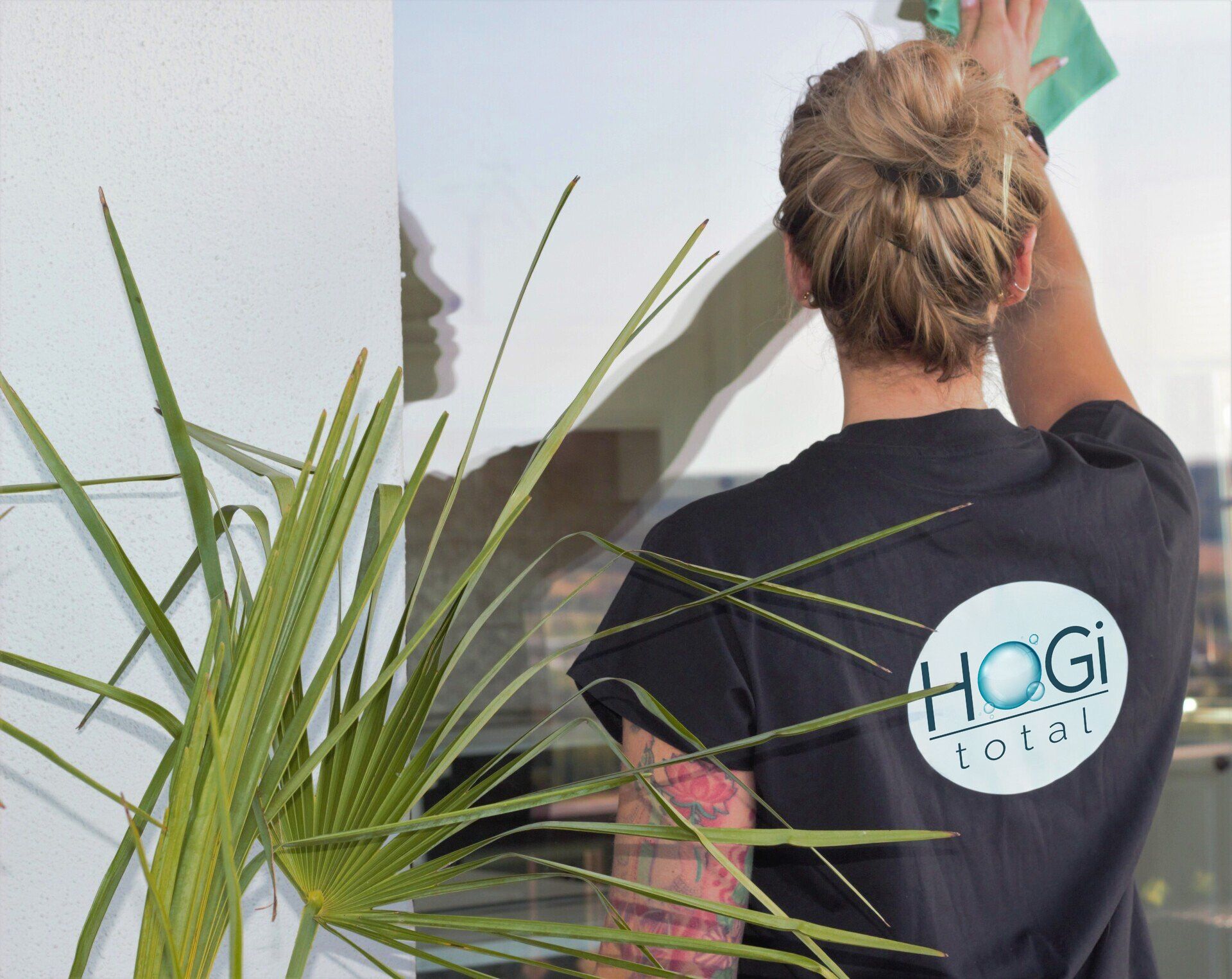 Renholder i HoGi Renhold som vasker vinduer