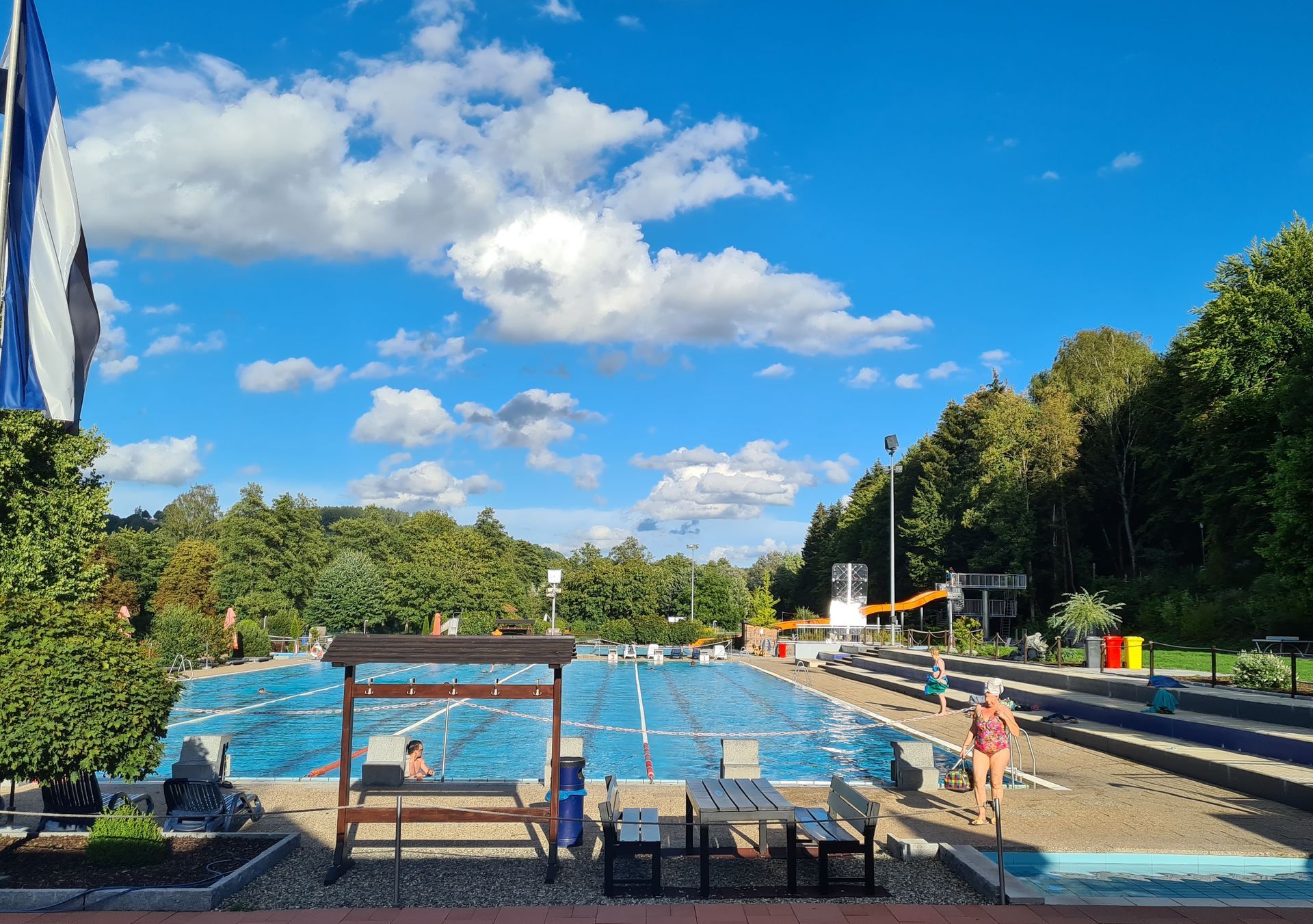 Erhöhung der Schwimmbadförderung in Bayern beim Bau von Schulschwimmhallen und Freibädern. Der Förderrahmen wird auf bis zu 80 %, für finanzschwache Kommunen sogar auf bis zu 90 %. erhöht