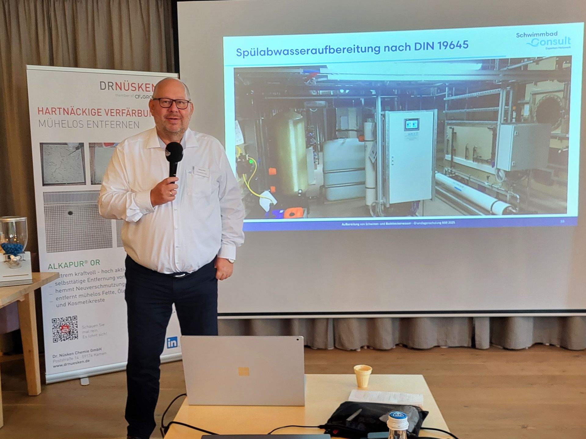 Michael Reis hält zum Thema Spülabwasseraufbereitung einen Vortrag bei den Dr. Nüsken Herbstseminaren
