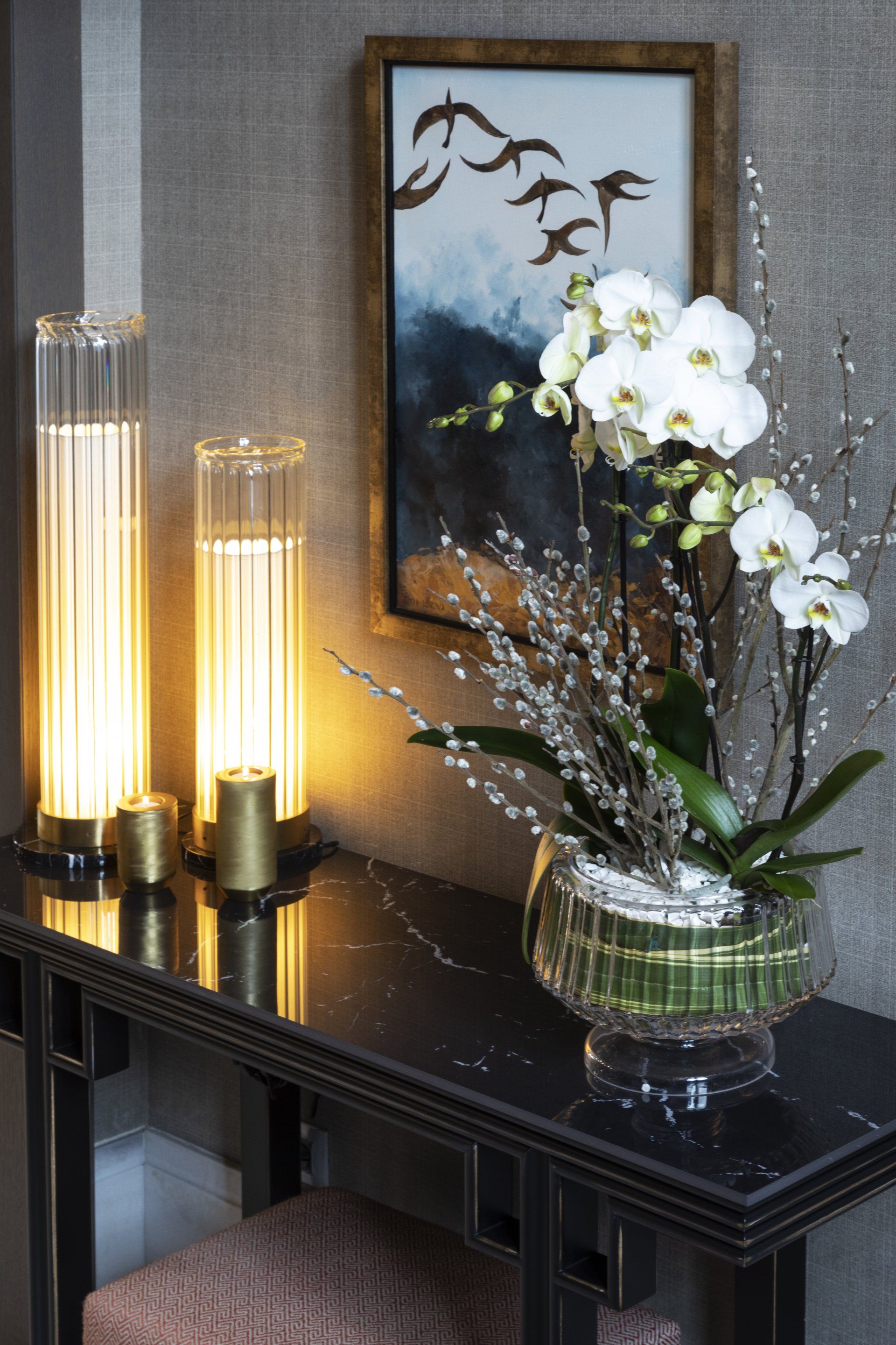 Üzerinde çiçekler ve mumlarla dolu bir masa