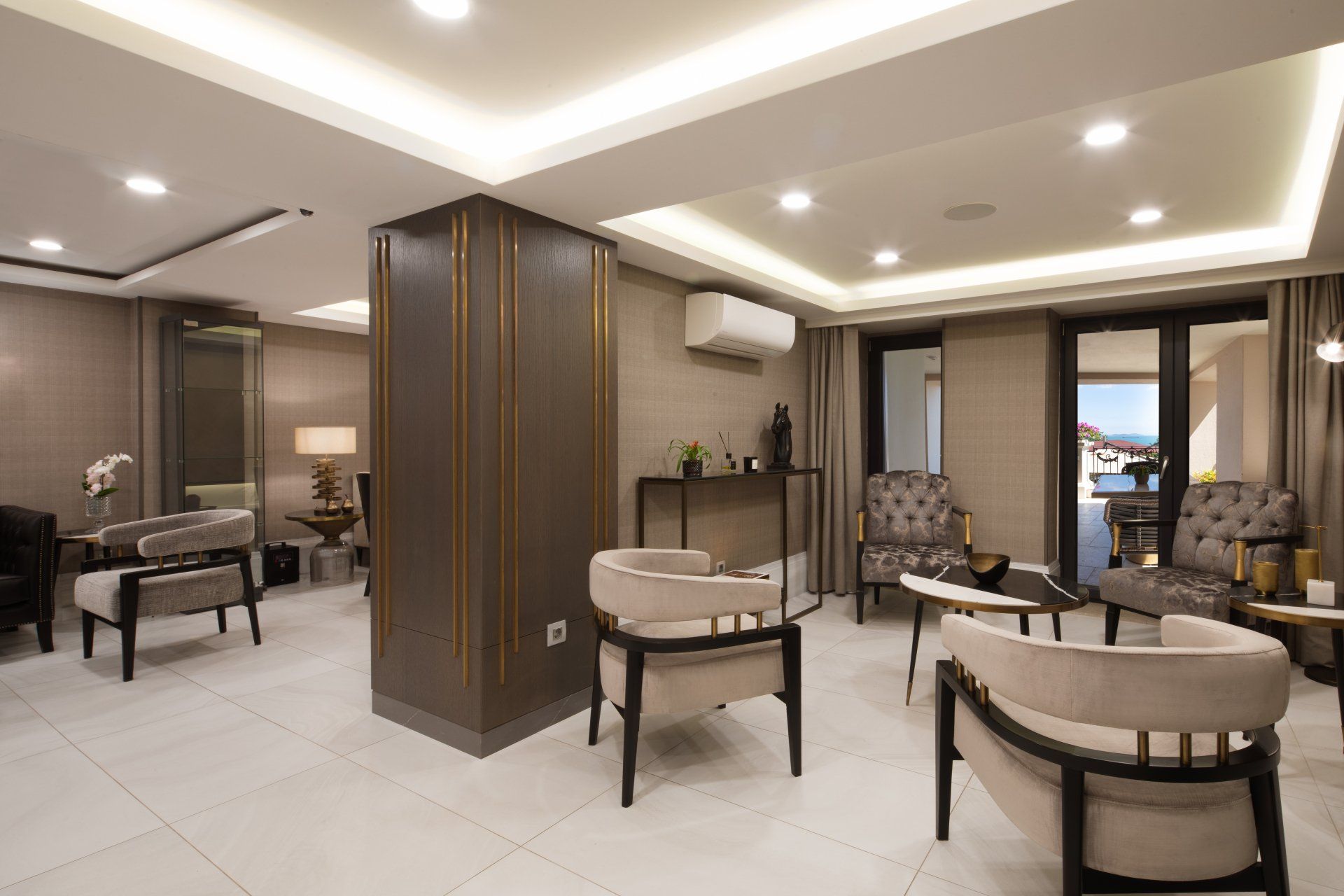 Odada çok sayıda sandalye ve masa var.