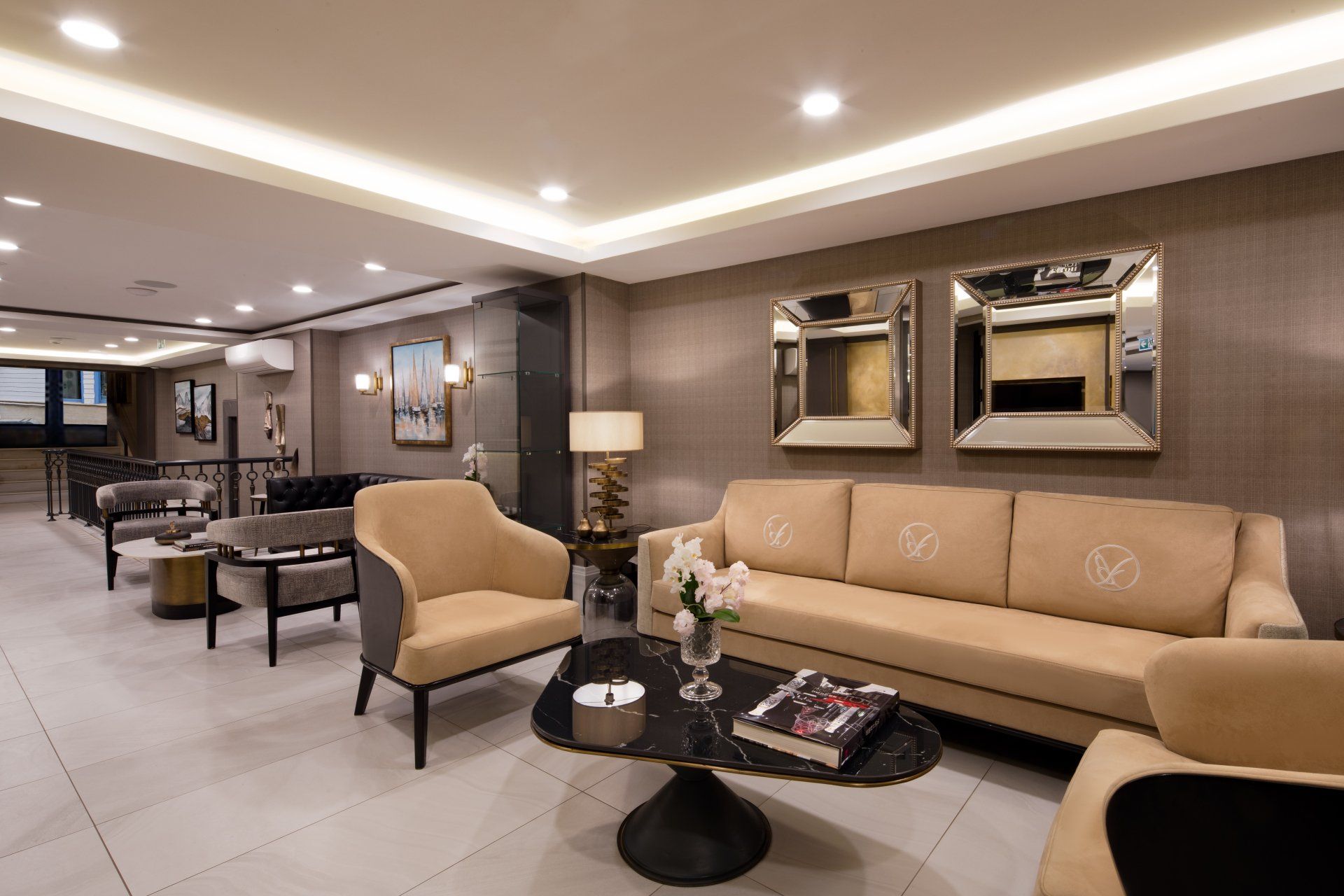 Kanepe, sandalyeler ve sehpa bulunan bir oturma odası.