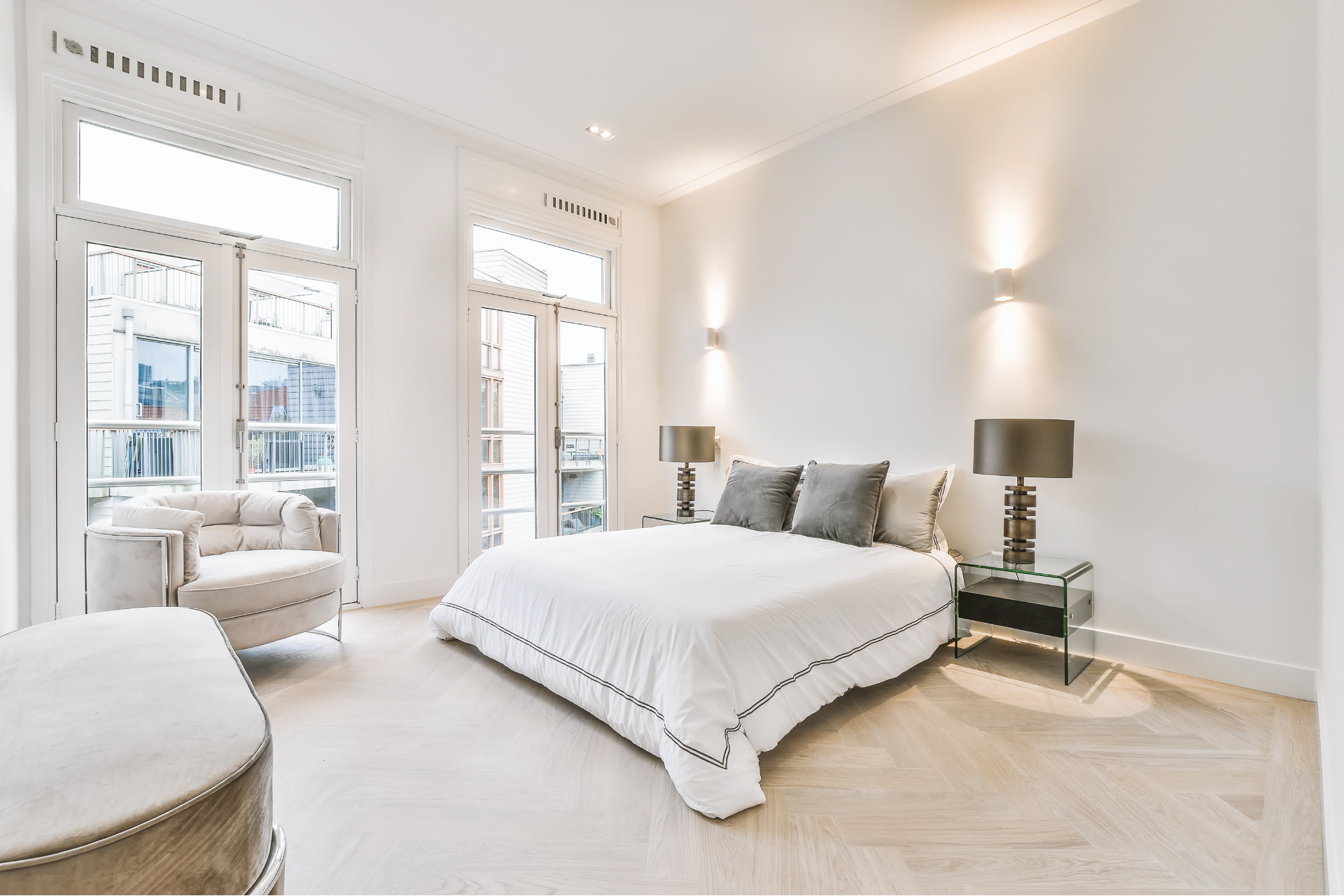 Spacious room with a large bed in the middle of the room.