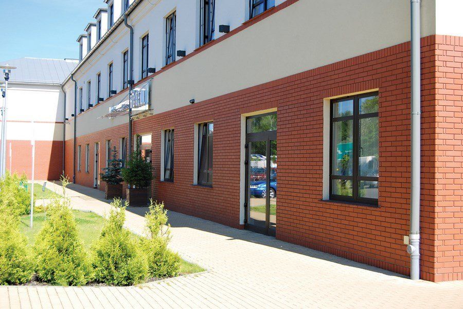 a brick building with a sign that says ' hotel ' on it