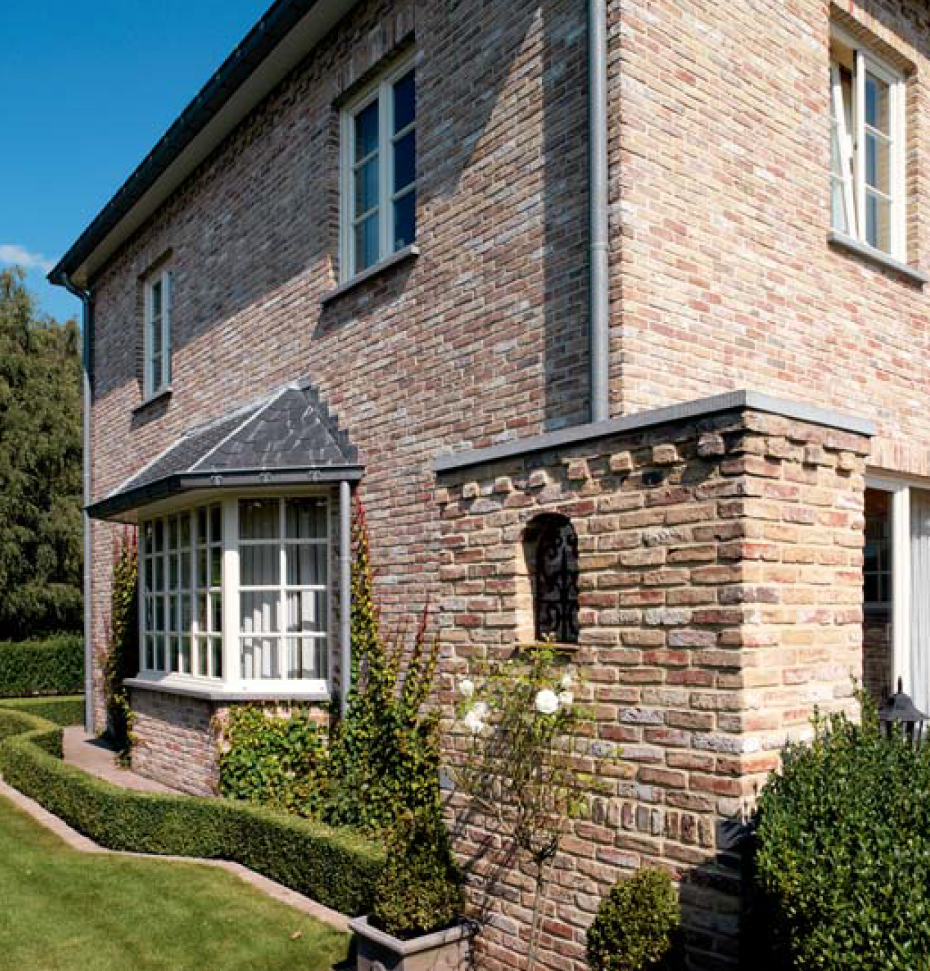 a brick building with a sign that says ' hotel ' on it
