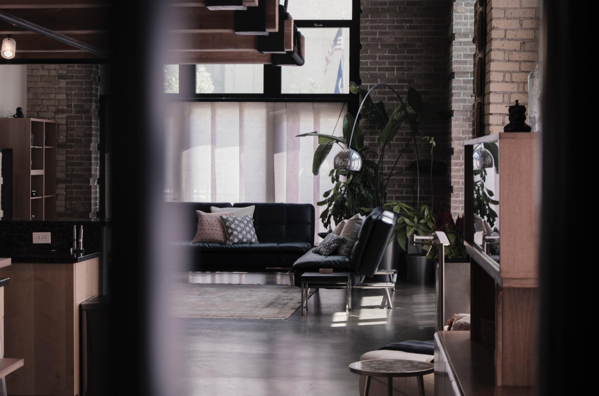 How to decorate a brick wall in the living room