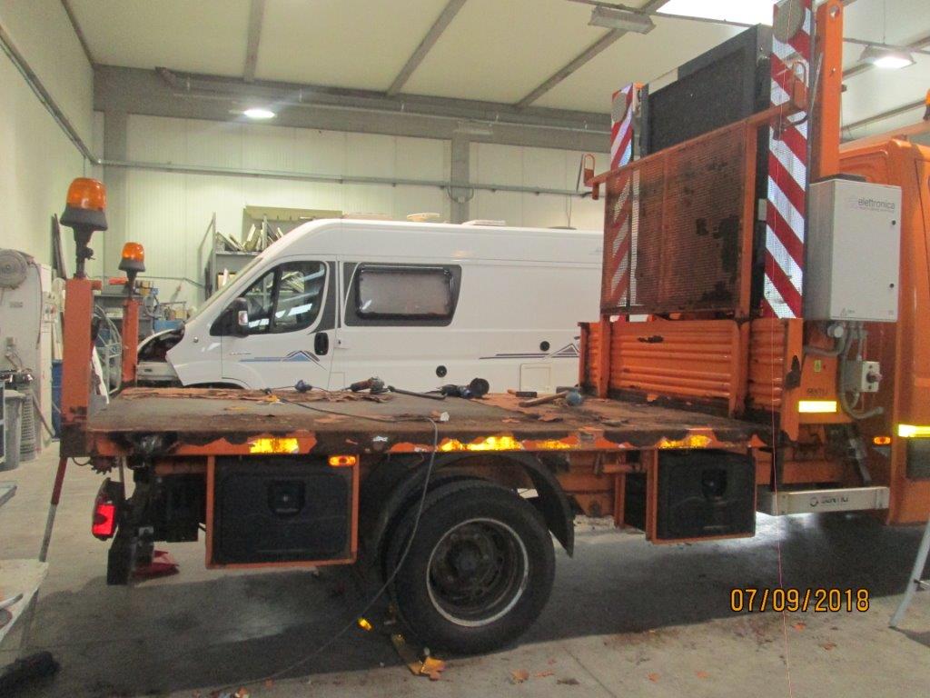 rimorchio aperto furgone arancione