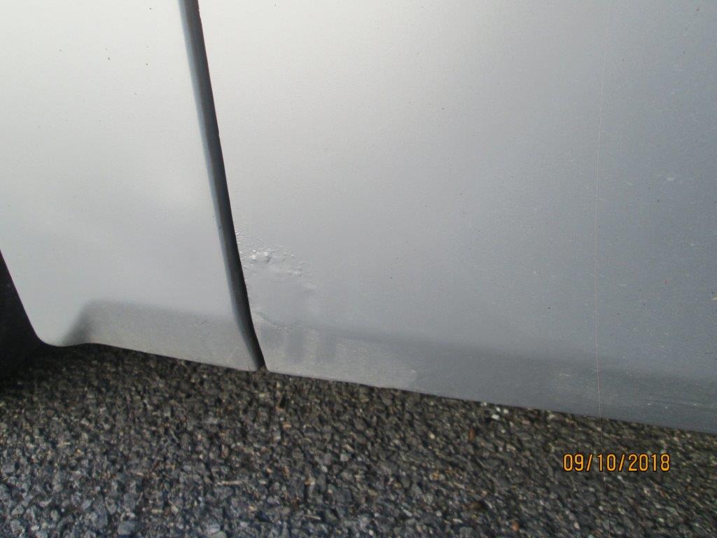 dettaglio danno su pullman grigio