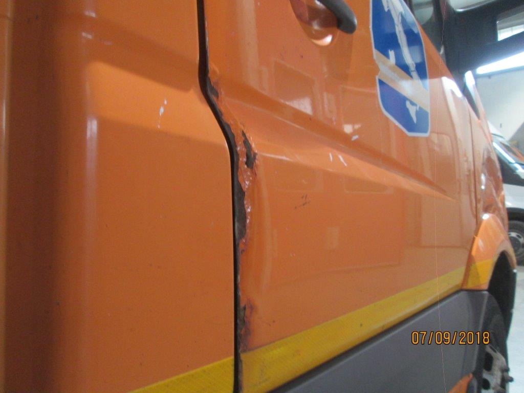 dettaglio ruggine su  furgone arancione