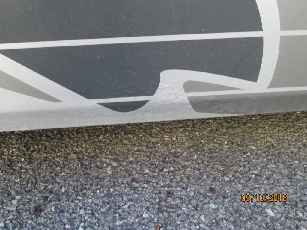 adesivo danneggiato su pullman grigio