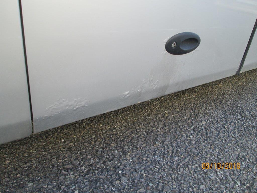 danni su pullman grigio