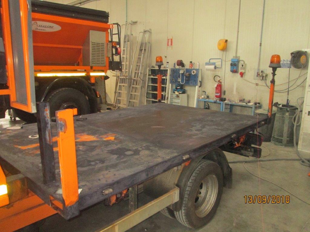 rimorchio da riparare furgone arancione