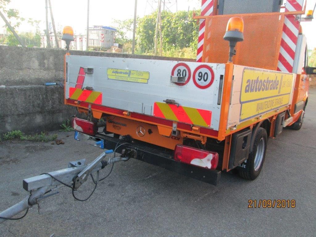 rimorchio chiuso furgone arancione